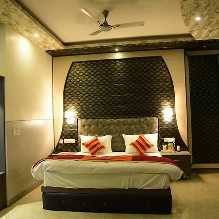 The Park Presidency Hotel บาแรลลี ภายนอก รูปภาพ